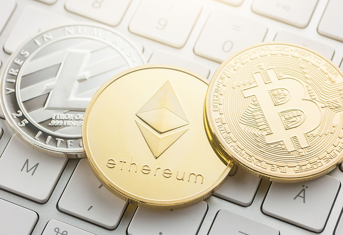 Drei Kryptowährungen Münzen mit dem Logo von Litecoin, Ethereum und Bitcoin