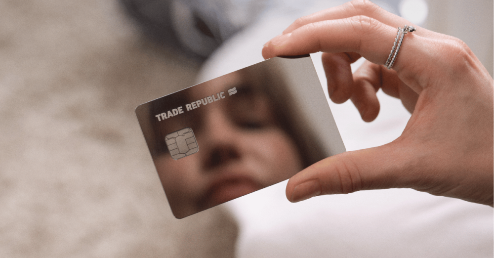 Karte von Trade Republic in der Hand einer Frau