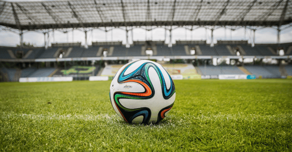 Fußball auf Rasen in einem großen Stadium