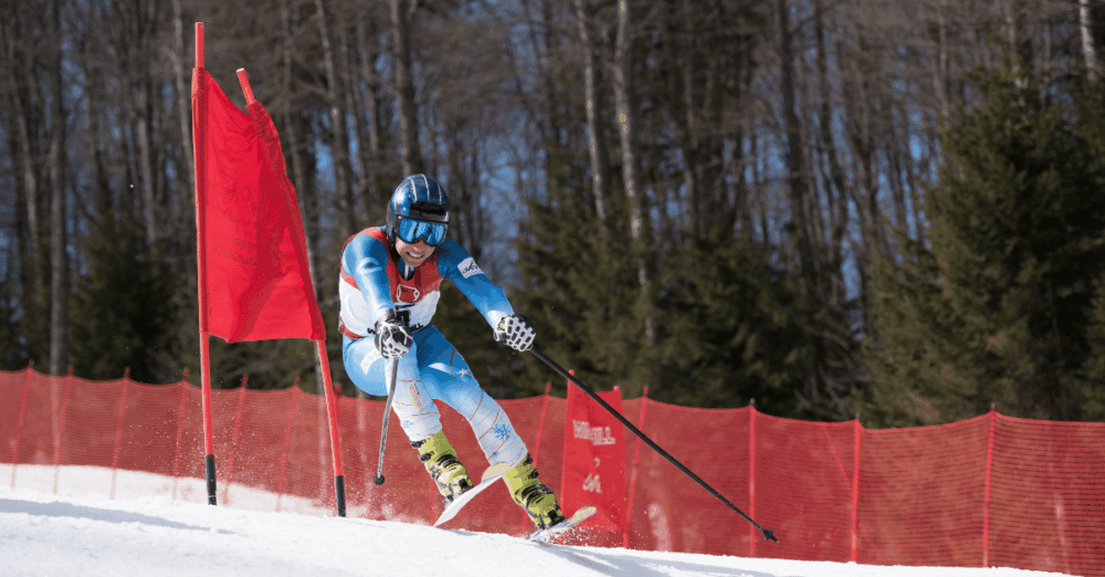 Skifahrerin bei Abfahrtbewerb; Finanzfehler von Profisportlern vermeiden – Tipps zur Geldanlage