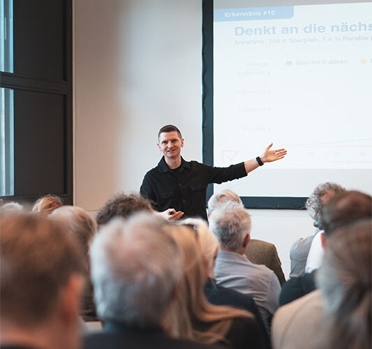 Matthias Reiter von Finanzen verstehen auf der Bühne für einen Vortrag